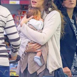 Olivia Molina con su hija Vera en el supermercado