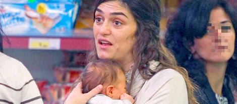 Olivia Molina con su hija Vera en el supermercado