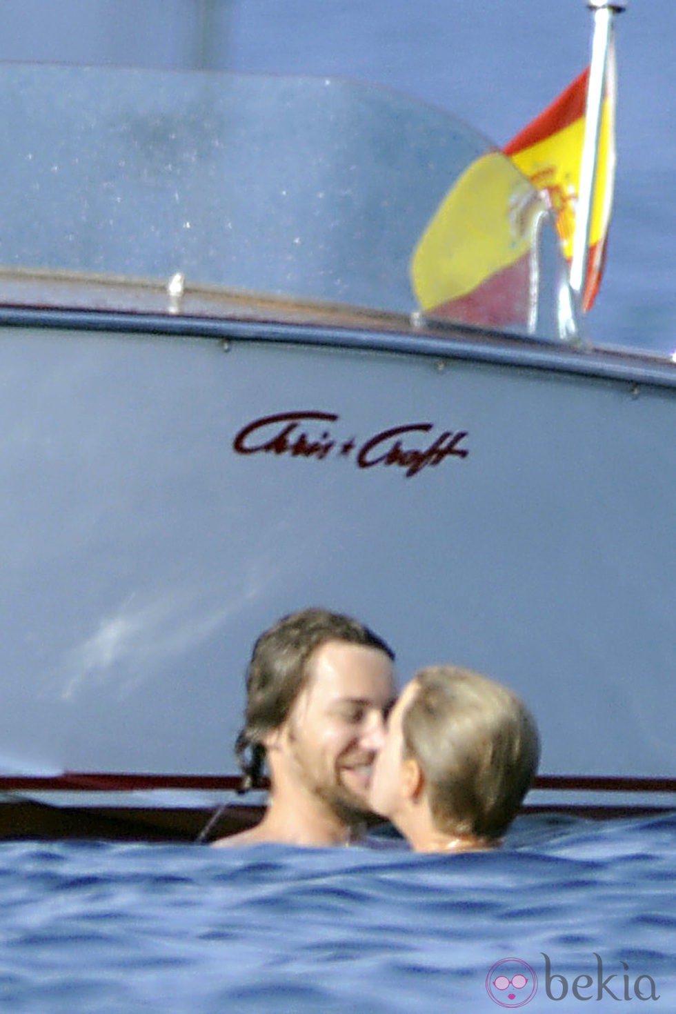 Tania Llasera besando a su marido Gonzalo durante unas vacaciones en Menorca