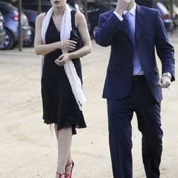 Tania Llasera y su marido Gonzalo a su llegada a una boda