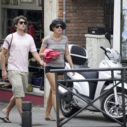 Tania Llasera y su novio Gonzalo paseando por Lloret de Mar