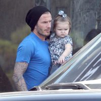 Harper Seven en brazos de David Beckham a la salida de un restaurante