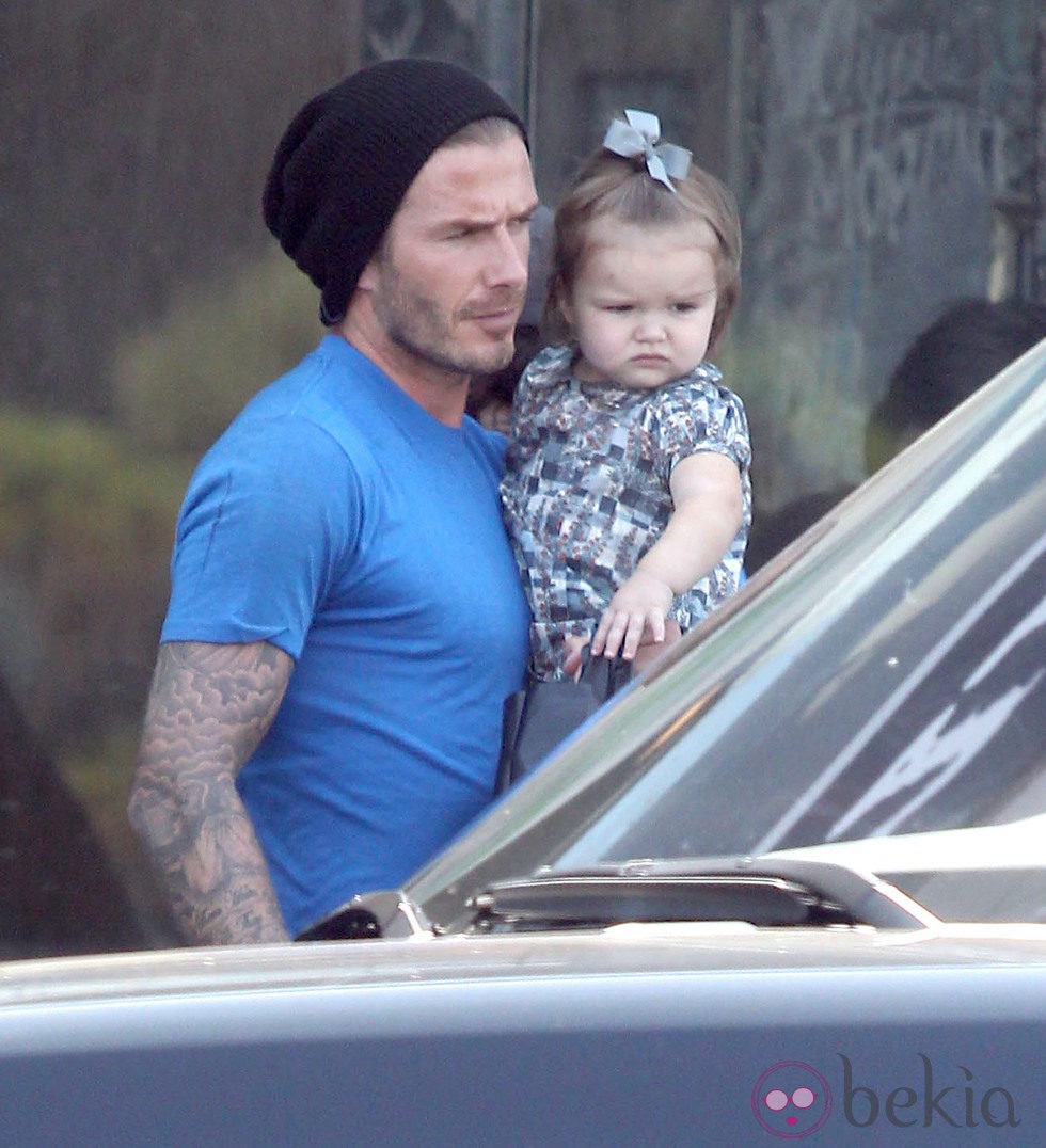 Harper Seven en brazos de David Beckham a la salida de un restaurante
