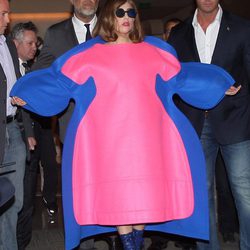 Lady Gaga con un extravagante traje en París