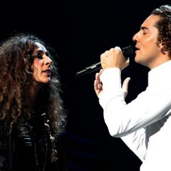 David Bisbal cantando con Rosario durante su concierto en el Albert Royal Hall de Londres