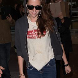 Kristen Stewart llega al aeropuerto de París