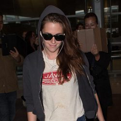 Kristen Stewart llega al aeropuerto de París