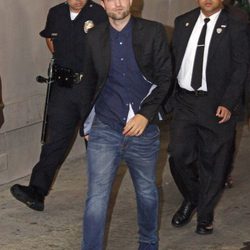 Robert Pattinson a la salida del programa de Jimmy Kimmel