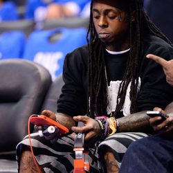 Lil Wayne con la música en su iPhone