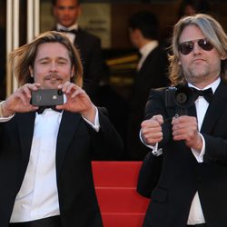 Brad Pitt, con el iPhone a la alfombra roja