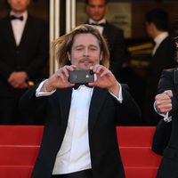 Brad Pitt, con el iPhone a la alfombra roja