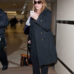 Kirstie Alley con el iPhone en el aeropuerto