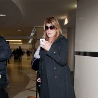 Kirstie Alley con el iPhone en el aeropuerto