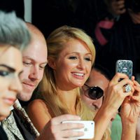 Paris Hilton, en el front row con su iPhone