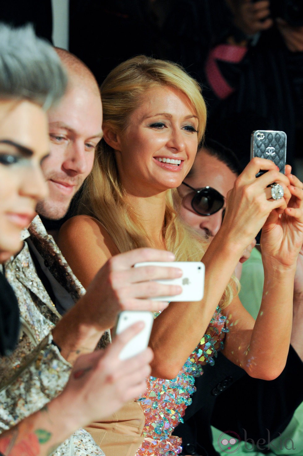 Paris Hilton, en el front row con su iPhone