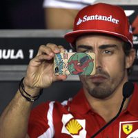 Fernando Alonso, en rueda de prensa con su iPhone