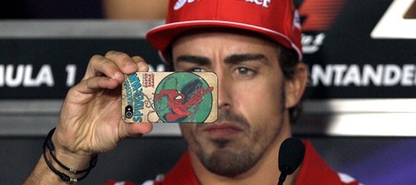 Fernando Alonso, en rueda de prensa con su iPhone
