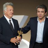 Ricardo Darín entrega el Premio Donostia a Dustin Hoffman en la clausura del Festival de San Sebastián 2012