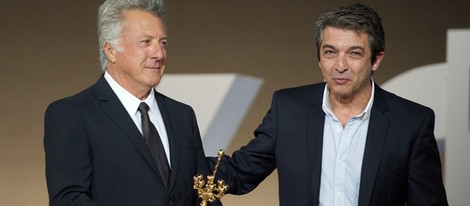 Ricardo Darín entrega el Premio Donostia a Dustin Hoffman en la clausura del Festival de San Sebastián 2012