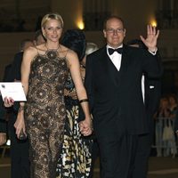 Alberto y Charlene de Mónaco en una gala benéfica a favor de Sudáfrica