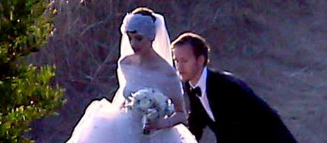 Anne Hathaway y Adam Shulman durante su boda en California