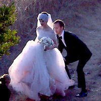 Anne Hathaway y Adam Shulman durante su boda en California