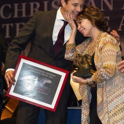 Federico de Dinamarca entrega un premio literario a Isabel Allende