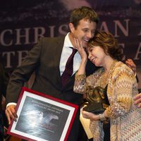 Federico de Dinamarca entrega un premio literario a Isabel Allende