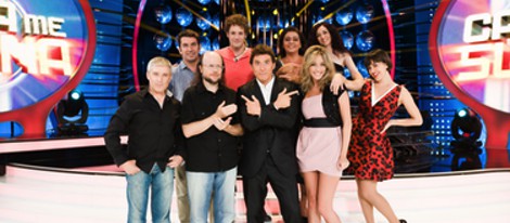 Los concursantes dek¡ la segunda temporada y Manel Fuentes posando en el plató del programa 'Tu cara me suena'