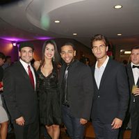 Maxi Iglesias con Bobby Pulido, Henry Santos y Vanessa de Roide en una gala benéfica en Miami