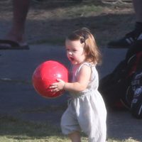 Harper Seven jugando con una pelota