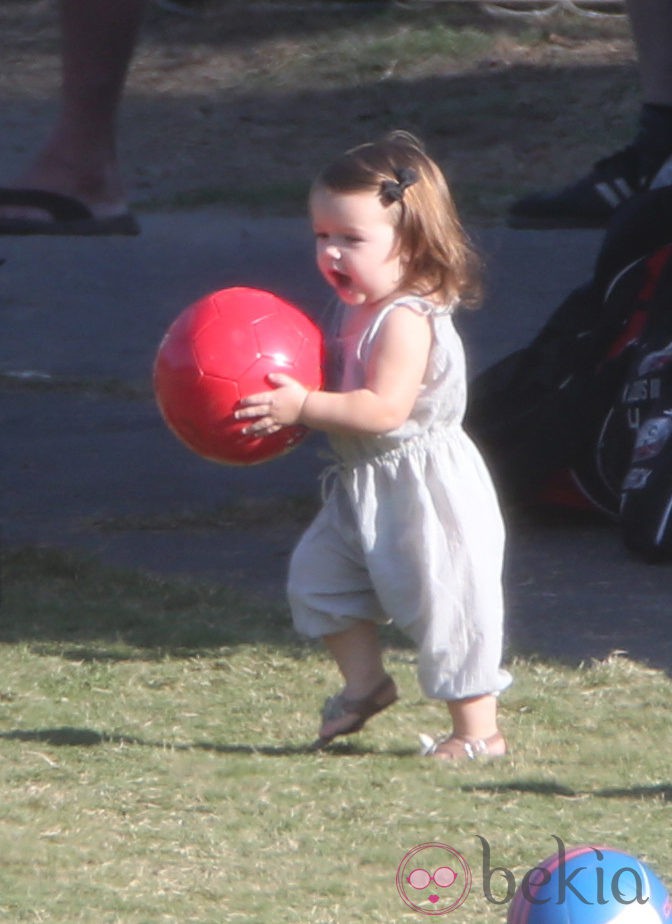 Harper Seven jugando con una pelota