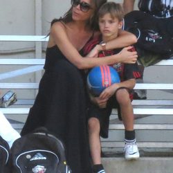Victoria Beckham con su hijo Romeo durante un partido de fútbol