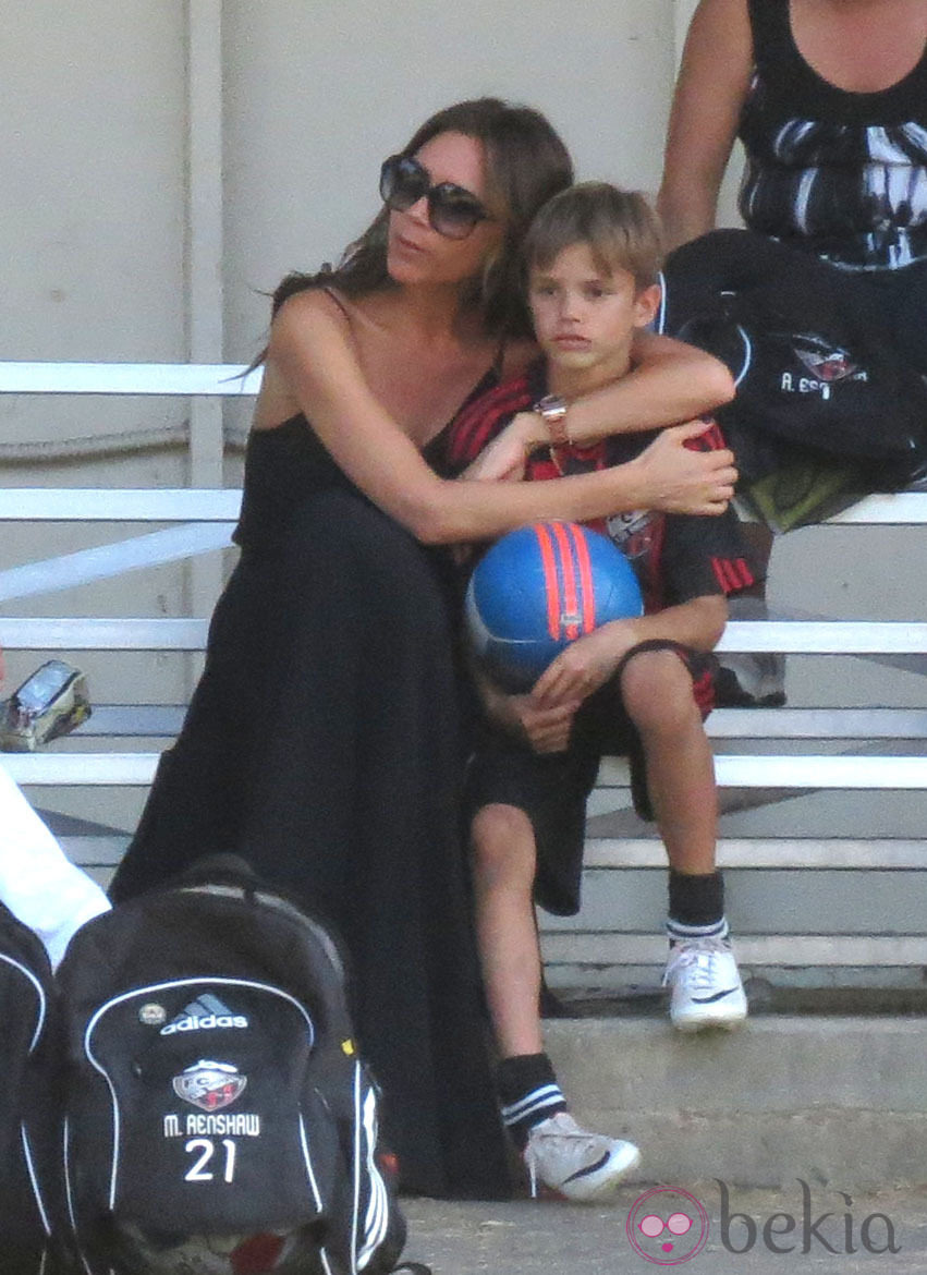 Victoria Beckham con su hijo Romeo durante un partido de fútbol