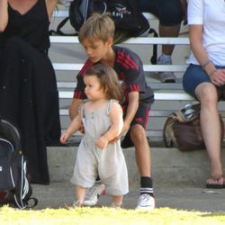 Romeo Beckham jugando con su hermana Harper Seven