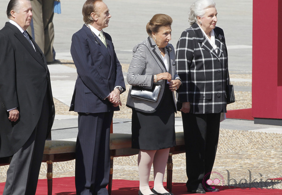 La Infanta Pilar, los Duques de Soria y el Duque de Calabria en el Palacio Real