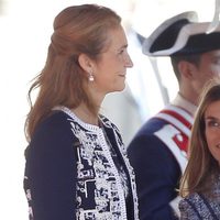 La Infanta Elena y la Princesa Letizia se sonríen en un acto en el Palacio Real