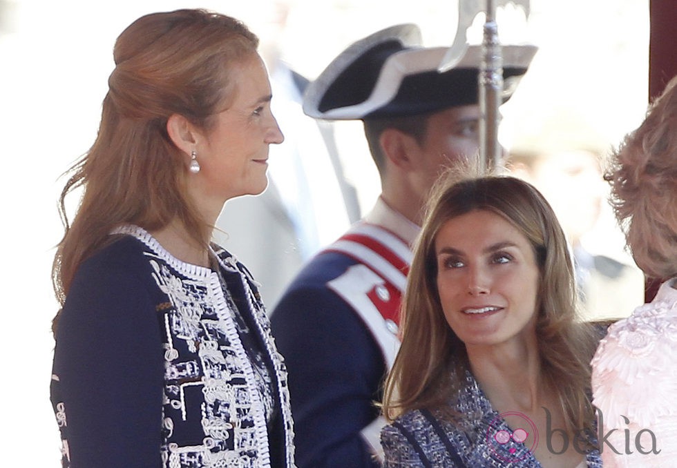 La Infanta Elena y la Princesa Letizia se sonríen en un acto en el Palacio Real