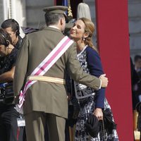 El Príncipe Felipe y la Infanta Elena se saludan con un beso en un acto en el Palacio Real