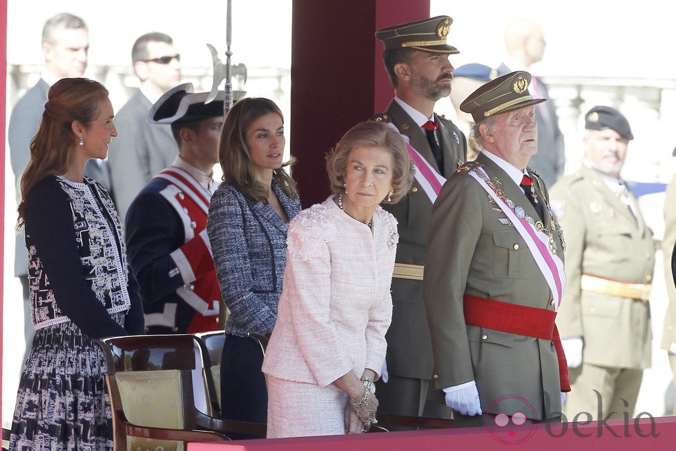 Los Reyes, los Príncipes y la Infanta Elena en un acto en el Palacio Real