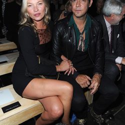 Kate Moss y Jamie Hince en la Semana de la Moda de París primavera/verano 2013