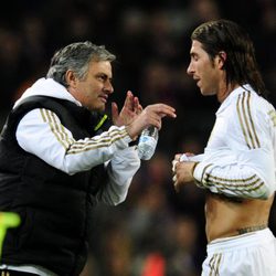 José Mourinho dando indicaciones a Sergio Ramos durante un partido