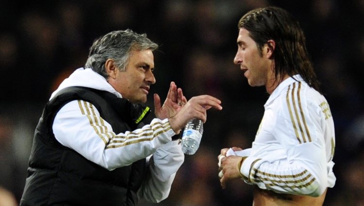 José Mourinho dando indicaciones a Sergio Ramos durante un partido
