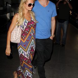 Paris Hilton con su novio en el aeropuerto