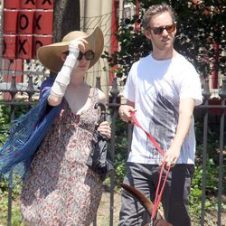 Anne Hathaway de paseo con su novio Adam Shulman