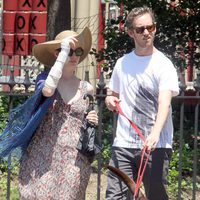 Anne Hathaway de paseo con su novio Adam Shulman