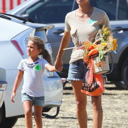 Halle Berry pasea con su hija Nahla de la mano