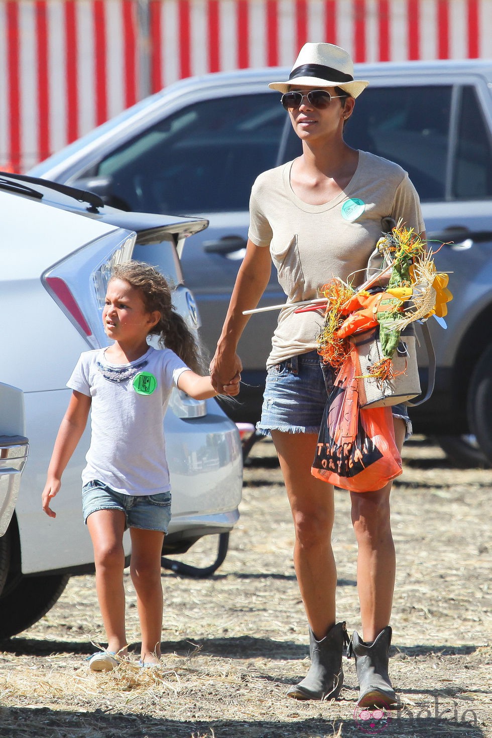 Halle Berry pasea con su hija Nahla de la mano