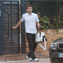 Iker Casillas sale de su casa de Boadilla del Monte desayunando