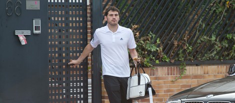 Iker Casillas sale de su casa de Boadilla del Monte desayunando